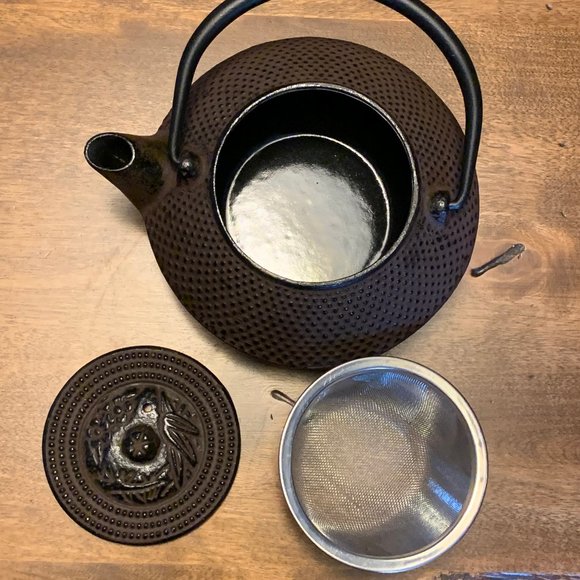 Japanese Tetsukyusu Cast Iron Teapot (鉄急須 iron teapot) - Arare Pattern - Picture 7 of 10